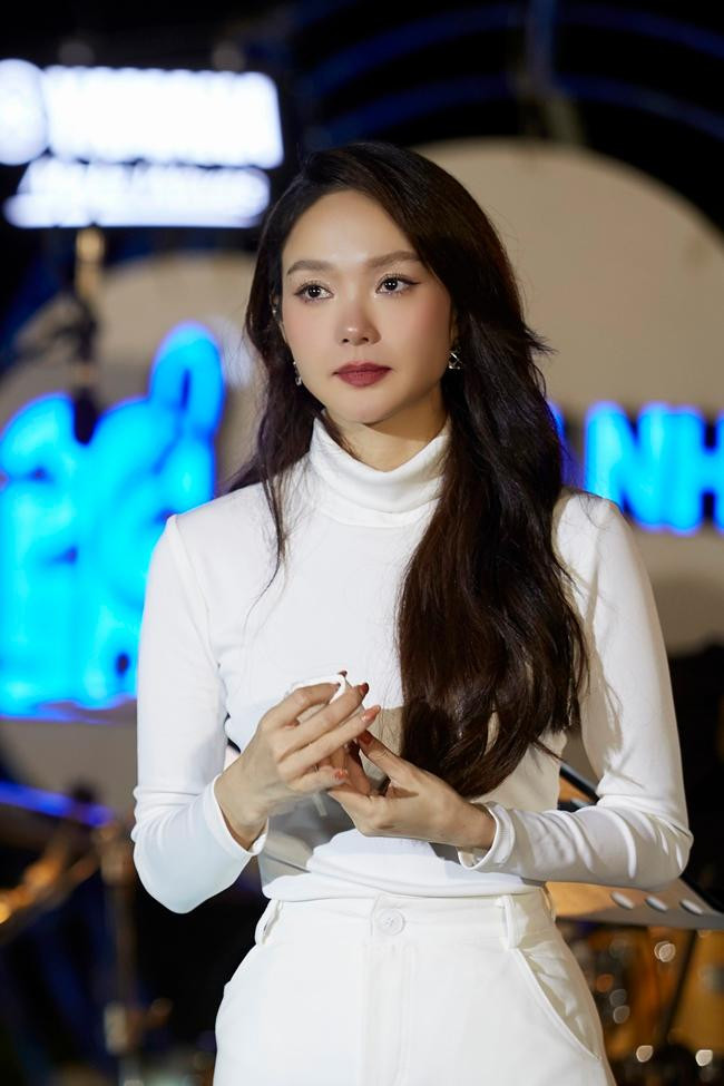 Những giọt nước mắt hạnh phúc của Minh Hằng đã rơi xuống trong đêm diễn khi cô nhắc tới chồng sắp cưới. Những giọt nước mắt hạnh phúc của Minh Hằng đã rơi xuống trong đêm diễn khi cô nhắc tới chồng sắp cưới.