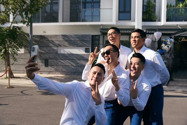 Dàn phù rể vừa &quot;quẩy&quot; tưng bừng vừa vất vả giúp chú rể của Minh Hằng vượt qua thử thách nhà gái đưa ra.