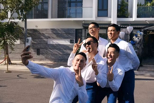 Dàn phù rể vừa "quẩy" tưng bừng vừa vất vả giúp chú rể của Minh Hằng vượt qua thử thách nhà gái đưa ra.