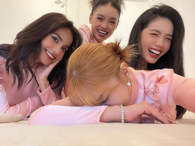 Dù hồi hộp nhưng các cô gái vẫn có những khoảng thời gian vui đùa thoải mái bên nhau. Dù hồi hộp nhưng các cô gái vẫn có những khoảng thời gian vui đùa thoải mái bên nhau.