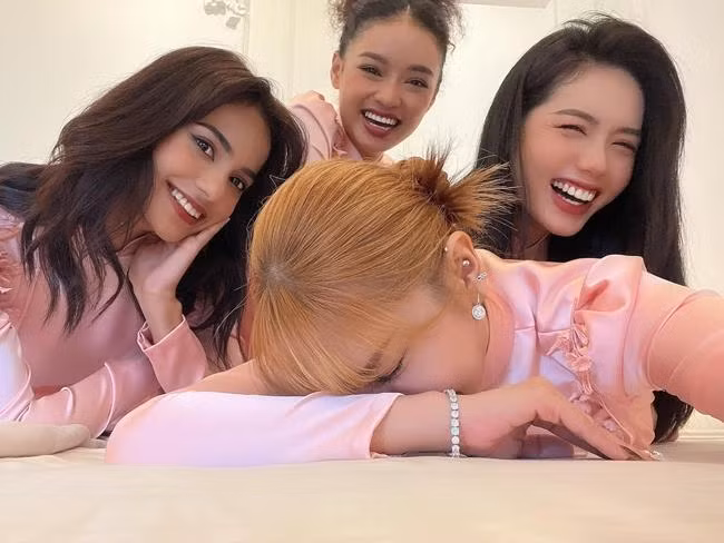 Dù hồi hộp nhưng các cô gái vẫn có những khoảng thời gian vui đùa thoải mái bên nhau. Dù hồi hộp nhưng các cô gái vẫn có những khoảng thời gian vui đùa thoải mái bên nhau.