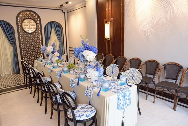 Không gian bên trong nhà trai được thiết kế tông màu trắng và xanh dịu mát.