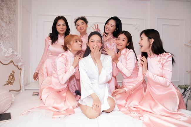 Minh Hằng thoải mái trêu đùa với dàn phù dâu khi chờ nhà trai tới làm lễ. - Ảnh: NVCC