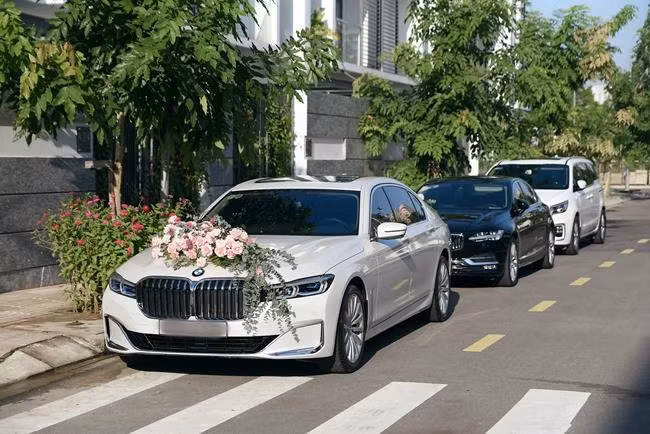 Dàn siêu xe của nhà trai khiến nhiều người phải trầm trồ.