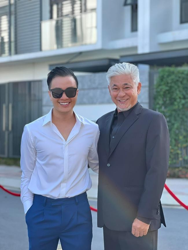 Diễn viên gạo cội Tùng Yuki cũng xuất hiện tại ngày vui của Minh Hằng. - Ảnh: FBNV.