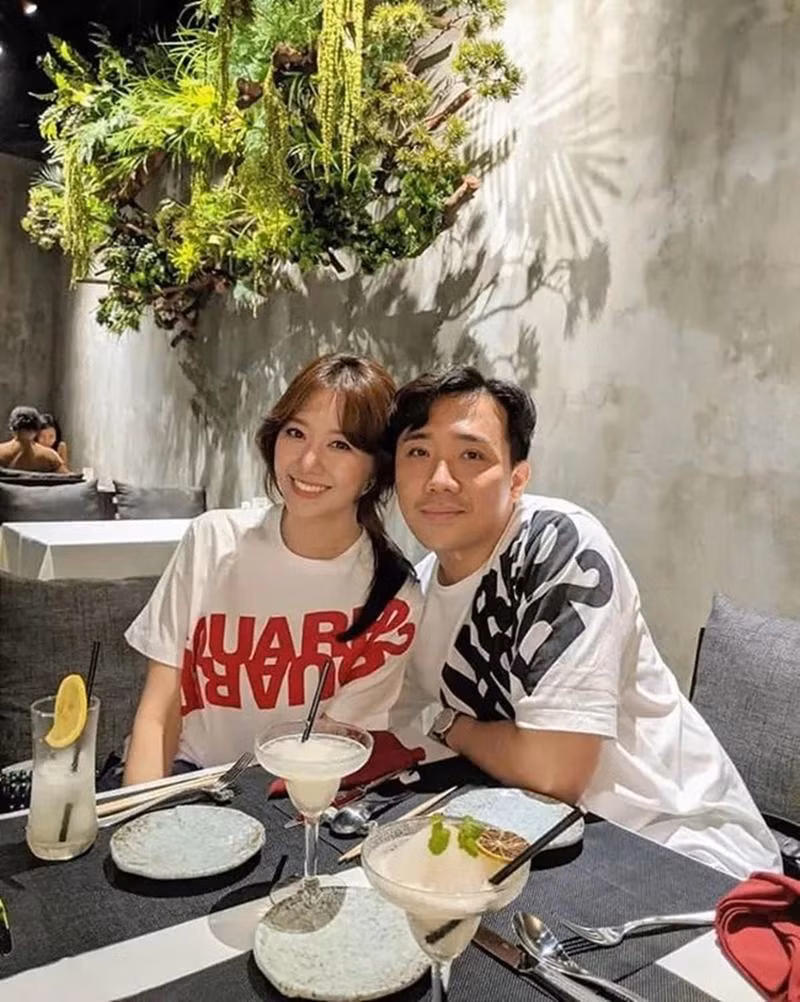 Trấn Thành và Hari Won luôn ngọt ngào như thưở mới yêu. - Ảnh: FBNV.