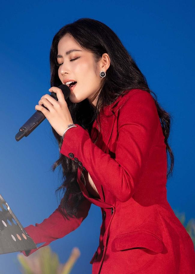 Trước khi tranh cãi nổ ra, Nam Em nhận được khá nhiều lời khen ngợi của khán giả khi cover những bài hát nổi tiếng. - Ảnh: FBNV.