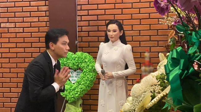 Mạnh Quỳnh từ Mỹ về nước dự lễ giỗ đầu của đồng nghiệp.