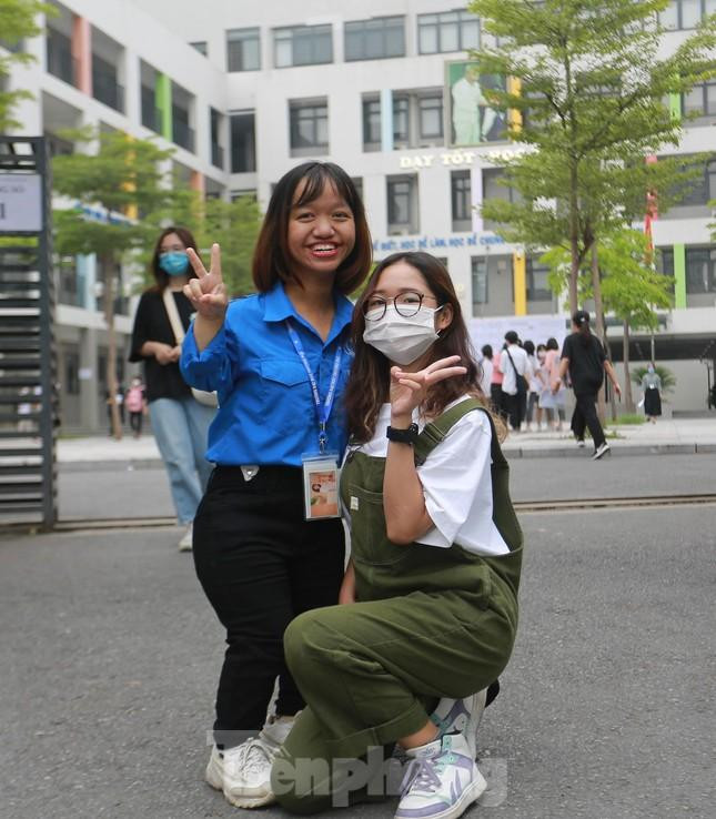 Nữ sinh 10x "bé hạt tiêu" Đinh Thị Huệ (sinh viên ĐH Thương Mại) là tình nguyện viên hăng hái, năng nổ tại điểm thi trường THCS Yên Hòa (Cầu Giấy, Hà Nội). Ảnh: TPO