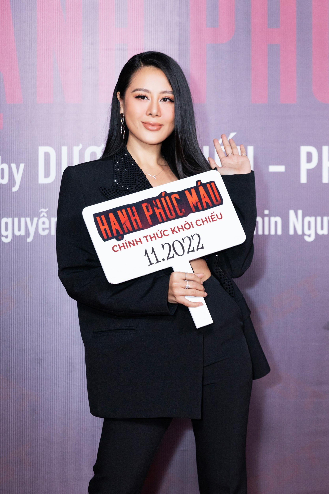 Diễn viên hài Nam Thư chọn vest đen khi đi thảm đỏ để đúng với không khí huyền bí mà đoàn phim Hạnh Phúc Máu muốn đưa lại cho buổi showcase. Diễn viên hài Nam Thư chọn vest đen khi đi thảm đỏ để đúng với không khí huyền bí mà đoàn phim Hạnh Phúc Máu muốn đưa lại cho buổi showcase.