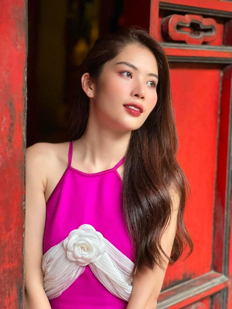 Phong cách make up nhẹ nhàng, tự nhiên tăng thêm phần nữ tính cho Nam Anh. Dù tông hồng của chiếc yếm khá "sến" nhưng nét đẹp của nữ diễn viên Hương Vị Tình Thân vẫn cân tốt. Phong cách make up nhẹ nhàng, tự nhiên tăng thêm phần nữ tính cho Nam Anh. Dù tông hồng của chiếc yếm khá "sến" nhưng nét đẹp của nữ diễn viên Hương Vị Tình Thân vẫn cân tốt.