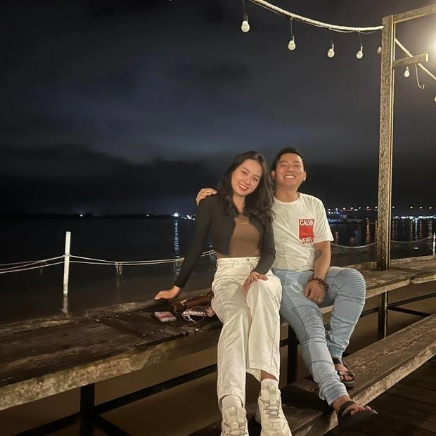 Hoài Lâm rạng rỡ bên bạn gái nhưng netizen cho rằng bức ảnh được chụp trước hôm nam ca sĩ ngủ gật trên livestream.