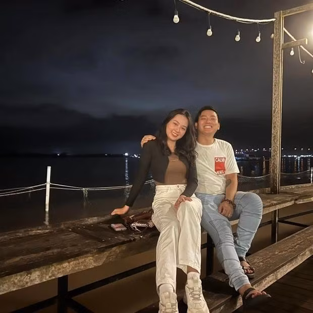 Hoài Lâm rạng rỡ bên bạn gái nhưng netizen cho rằng bức ảnh được chụp trước hôm nam ca sĩ ngủ gật trên livestream.