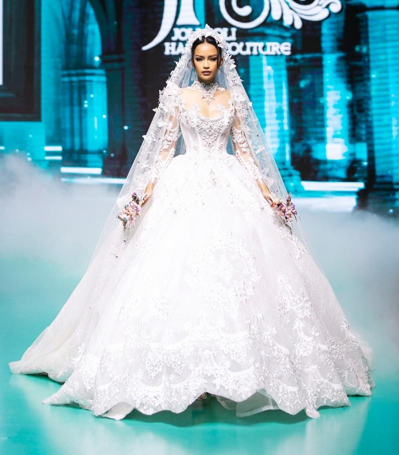 Chiếc váy cưới điểm xuyến nhiều cánh bướm mềm mại của Hoa hậu Ngọc Châu giúp nàng hậu trông như một "nàng tiên hoa".