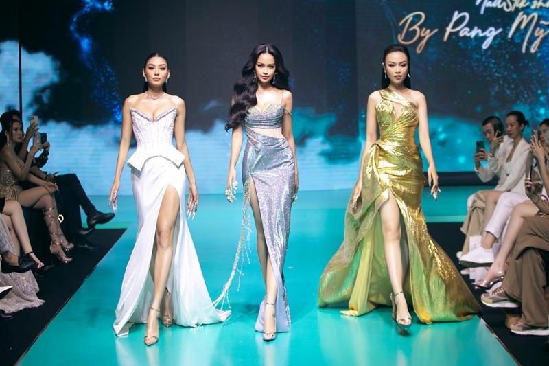 Hoa hậu Ngọc Châu, Á hậu Thảo Nhi Lê và Á hậu Thủy Tiên sải bước tự tin trên sàn catwalk.