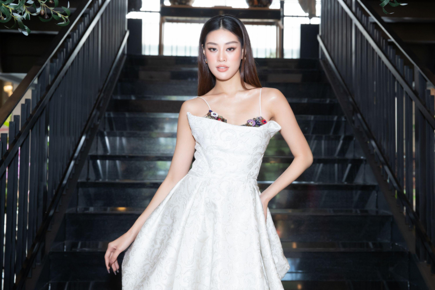 ... mà còn làm nổi bật xương quai xanh đẹp mắt của nàng hậu.