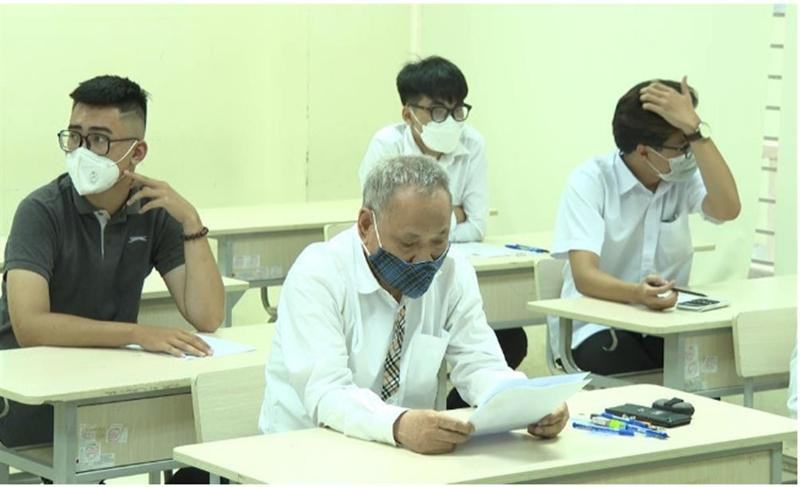 Để có thể trở thành thí sinh của kỳ thi tốt nghiệp THPT 2022, ông đã theo học tại Trung tâm Giáo dục Thường xuyên - Giáo dục Nghề nghiệp quận Thanh Xuân (Hà Nội). Ông chia sẻ: &quot;Tôi cảm thấy bây giờ được đi học như thế này rất là vinh dự. Tri thức là sức mạnh, còn ngày nào sống ở trên đời này thì cần phải chịu khó học thêm&quot;. - Ảnh: Tintuconline.