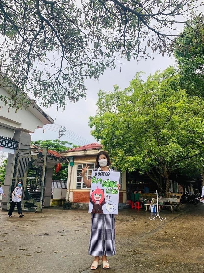 Sau khi rời phòng thi, có người vui vẻ vì làm được bài, có người lại thất vọng vì làm bài chưa tốt. Một cái ôm sẽ giúp niềm vui nhân đôi, nỗi buồn vơi đi một nửa.