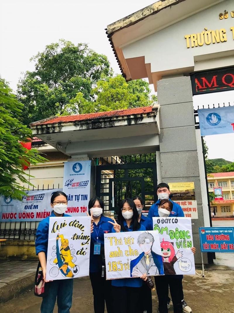 &quot;Thi tốt anh cho 185 tỉ!&quot; - Quả là một bức ảnh cổ vũ đậm chất tổng tài bá đạo mà bất cứ thí sinh nào trông thấy cũng sẽ bật cười dù bản thân có đang căng thẳng.