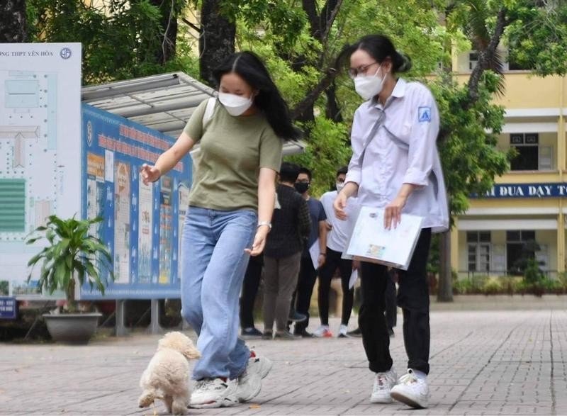 Cô Hương (phụ huynh bạn Diệu Linh - trường THPT chuyên Hà Nội - Amsterdam) chia sẻ rằng con gái dặn khi đến đón con thì thả chú cún ra, bởi đây là chú cún Diệu Linh nuôi đã lâu nên rất gắn bó.