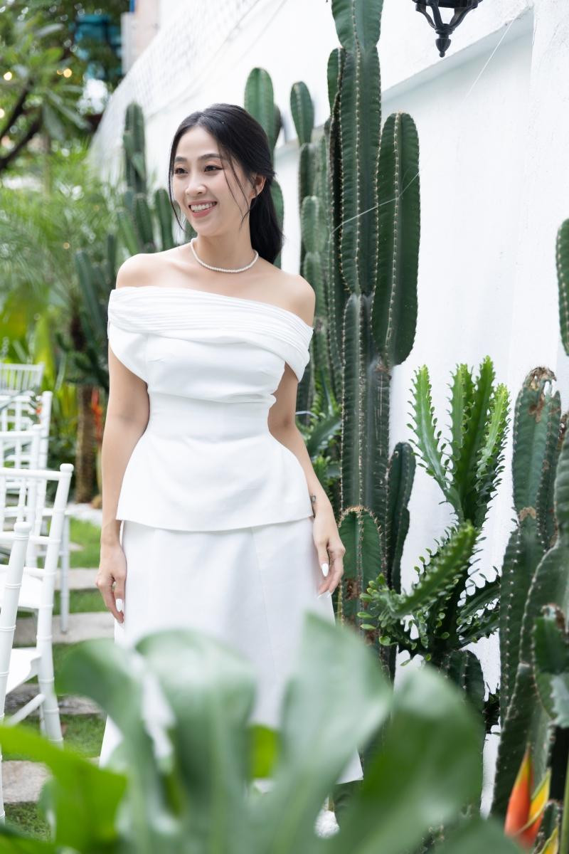 Liêu Hà Trinh quyến rũ với chiếc váy trắng trễ vai khoe vai trần gợi cảm, trông cô tựa như một bông hoa hồng trắng.