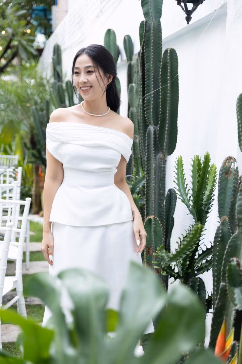 Liêu Hà Trinh quyến rũ với chiếc váy trắng trễ vai khoe vai trần gợi cảm, trông cô tựa như một bông hoa hồng trắng.