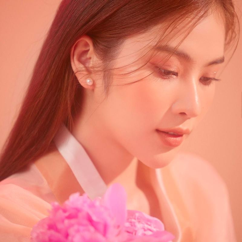 Nam Anh hóa "nàng thơ xứ Kim chi" dịu dàng gây thương nhớ. Nam Anh hóa "nàng thơ xứ Kim chi" dịu dàng gây thương nhớ.