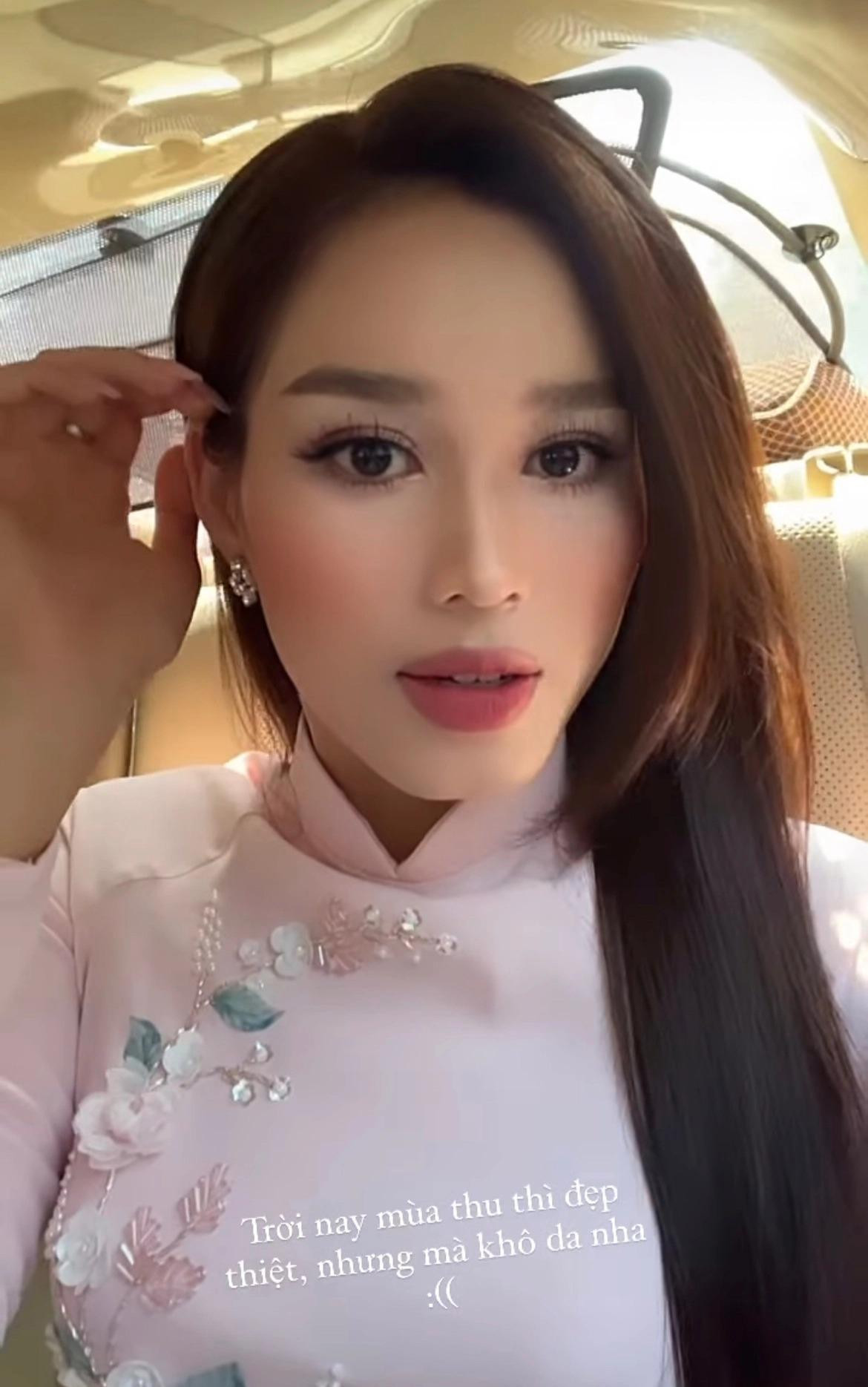 Hoa hậu Đỗ Thị Hà hào hứng đi bê tráp nhưng không quên bày tỏ nỗi lo bị khô da. Hoa hậu Đỗ Thị Hà hào hứng đi bê tráp nhưng không quên bày tỏ nỗi lo bị khô da.