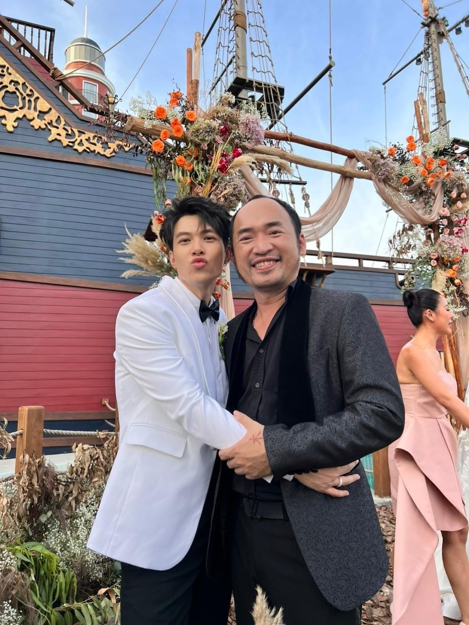 Vợ chồng Tiến Luật và vợ chồng Anh Tú rất thân thiết. Tiến Luật từng "bóc phốt" hai đàn em thường sang nhà mình ăn "ké". Vợ chồng Tiến Luật và vợ chồng Anh Tú rất thân thiết. Tiến Luật từng "bóc phốt" hai đàn em thường sang nhà mình ăn "ké".