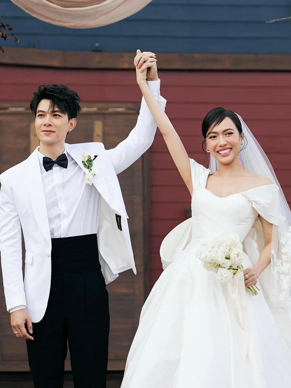 nhưng tiếc rằng cô không thể tới tận nơi chúc phúc cho vợ chồng đàn em. nhưng tiếc rằng cô không thể tới tận nơi chúc phúc cho vợ chồng đàn em.