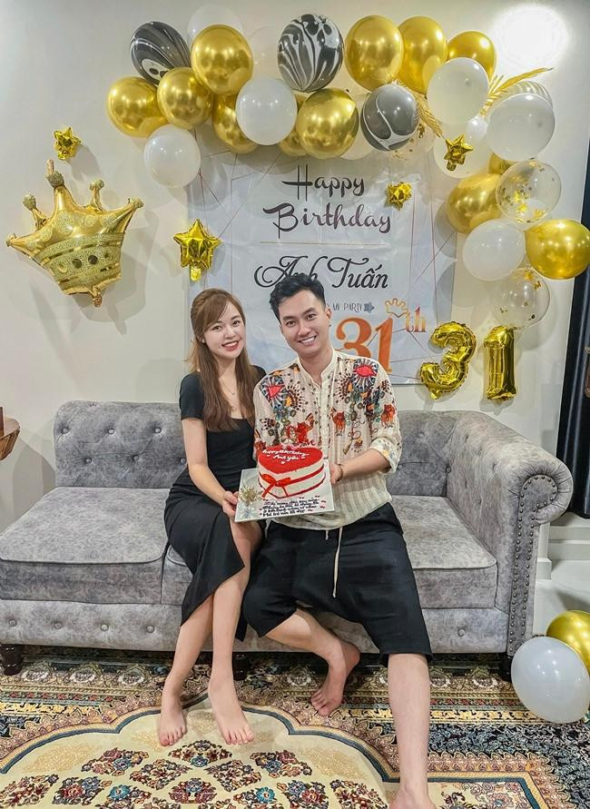 Cả hai đều thoải mái với việc chia sẻ khoảnh khắc hạnh phúc bên nhau. - Ảnh: FBNV.