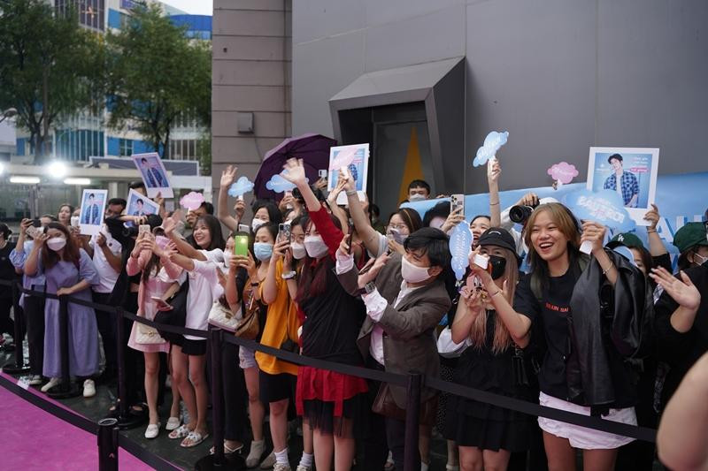 Sự cuồng nhiệt của người hâm mộ Việt Nam khiến August Vachiravit hết sức cảm động.