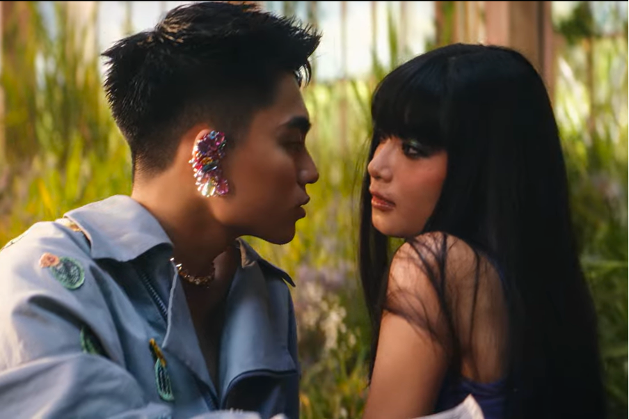 Trong lần debut này, MONO còn có màn “lột xác" đầy ngoạn mục với phong cách “chàng thơ".