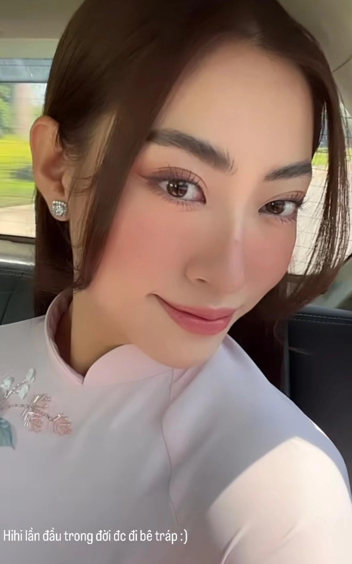 Hoa hậu Lương Thùy Linh thích thú khi lần đầu được đi bê tráp. Hoa hậu Lương Thùy Linh thích thú khi lần đầu được đi bê tráp.