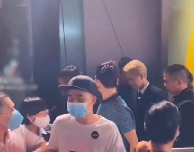 Còn Jack đi thẳng mà không chào đàn chị. Còn Jack đi thẳng mà không chào đàn chị.