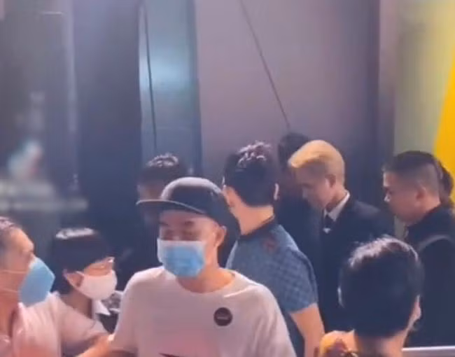 Còn Jack đi thẳng mà không chào đàn chị.