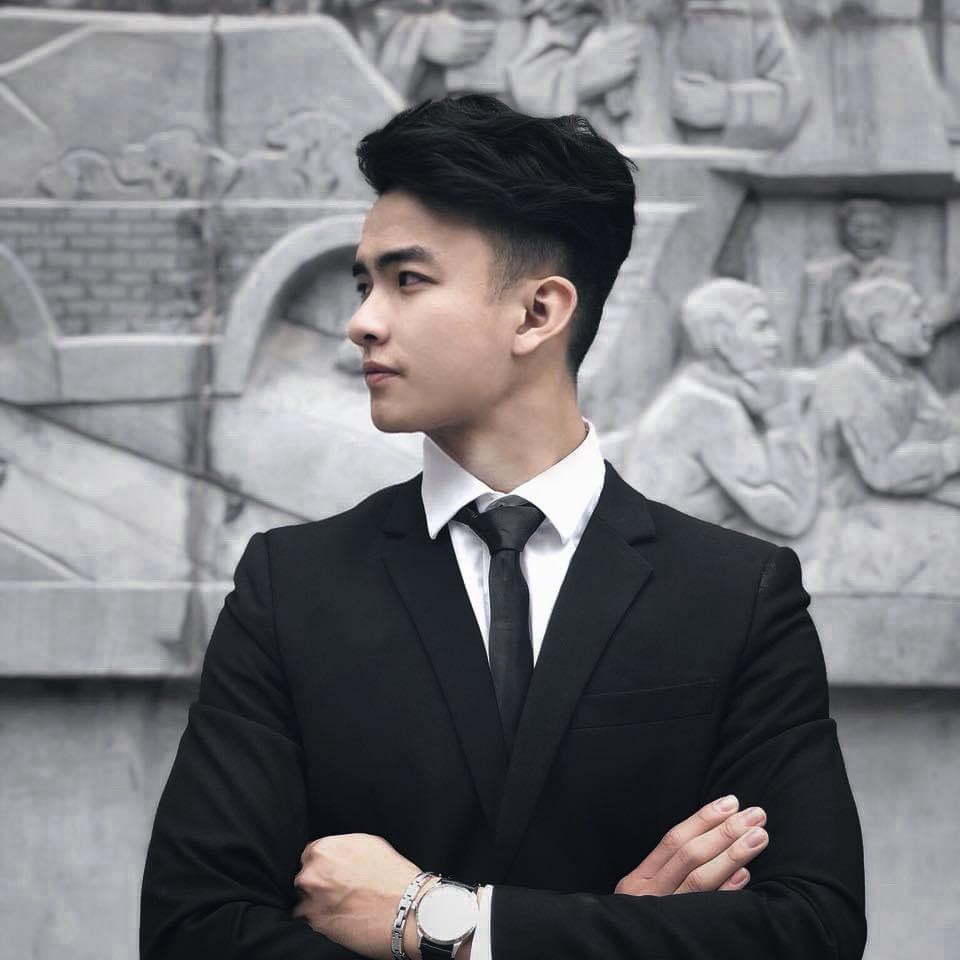 Khắc Hải lịch lãm khi diện vest khiến các chị em "ôm tim" vì góc nghiêng thần thánh.