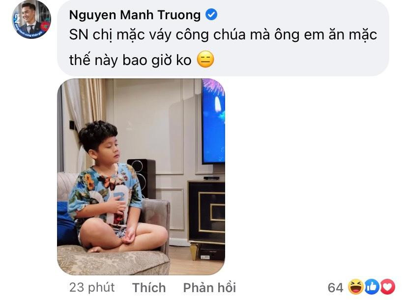 Mạnh Trường khen con gái xinh như công chúa nhưng không quên "bóc phốt" cách ăn mặc của con trai. Mạnh Trường khen con gái xinh như công chúa nhưng không quên "bóc phốt" cách ăn mặc của con trai.