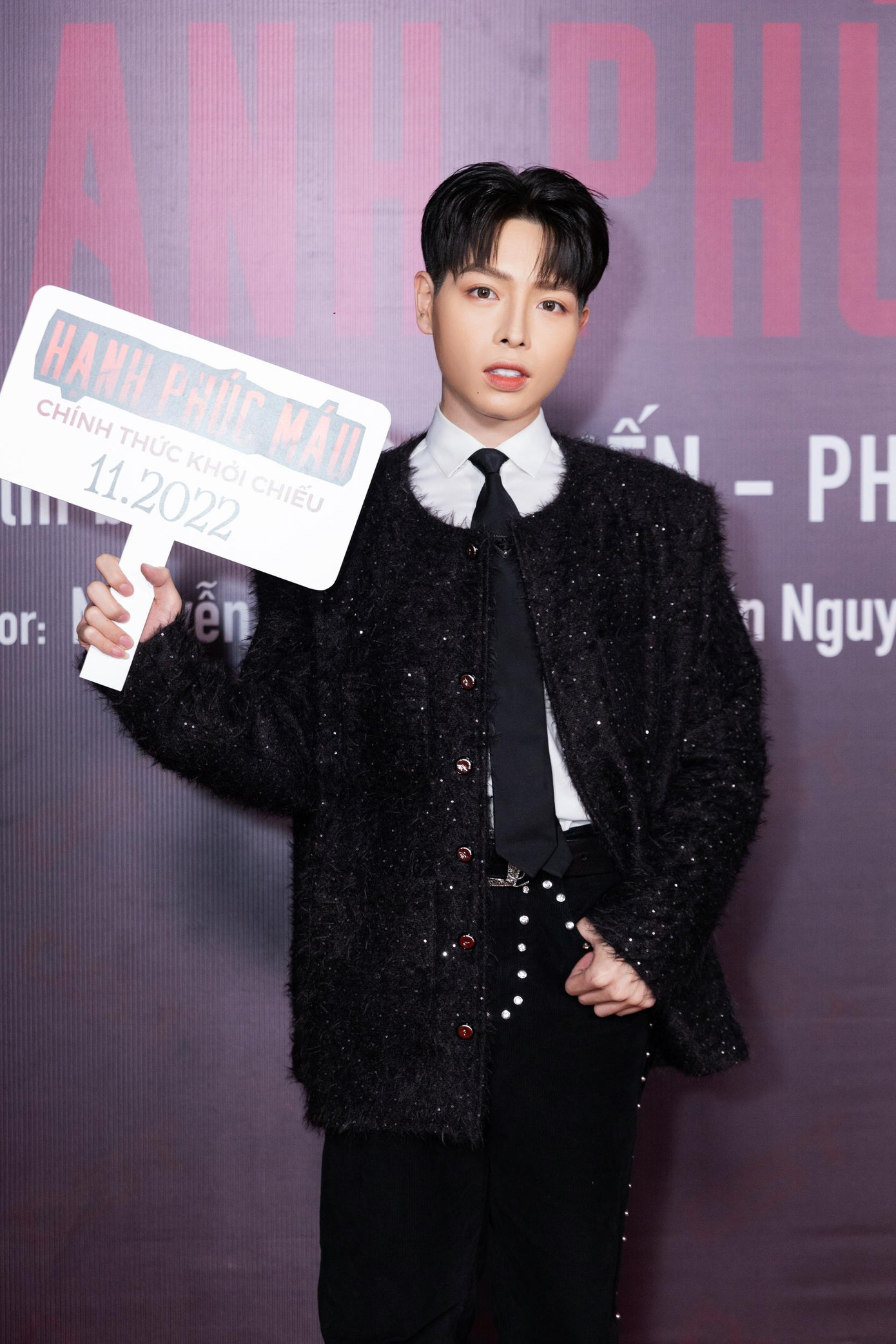 ...Đức Phúc lại "kín cổng cao tường" với áo sơ mi thắt cà vạt và áo khoác ngoài. ...Đức Phúc lại "kín cổng cao tường" với áo sơ mi thắt cà vạt và áo khoác ngoài.