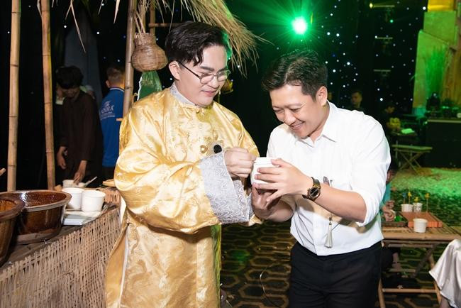 Khoảnh khắc thân thiết của 2 MC nổi tiếng khiến người hâm mộ của cả hai thích thú. Khoảnh khắc thân thiết của 2 MC nổi tiếng khiến người hâm mộ của cả hai thích thú.