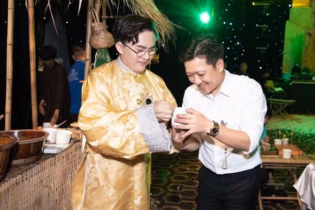 Khoảnh khắc thân thiết của 2 MC nổi tiếng khiến người hâm mộ của cả hai thích thú.