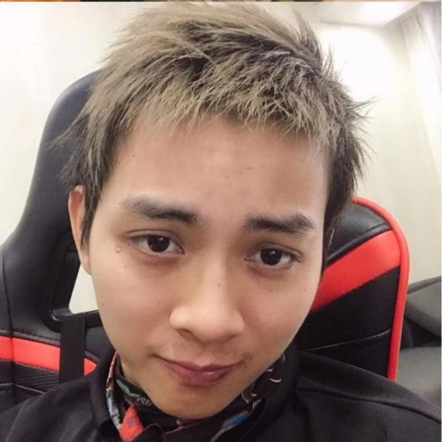 Mái tóc nhuộm vàng nhưng khô xơ khiến Hoài Lâm không còn vẻ lung linh như xưa.