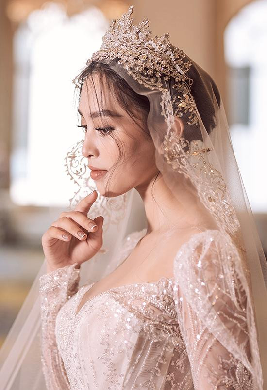 Bộ váy cưới mang phong cách hoàng gia với thiết kế tạo khối đứng phom, kết hợp cùng khăn voan to được đính kết sắc sảo. Bộ váy cưới mang phong cách hoàng gia với thiết kế tạo khối đứng phom, kết hợp cùng khăn voan to được đính kết sắc sảo.