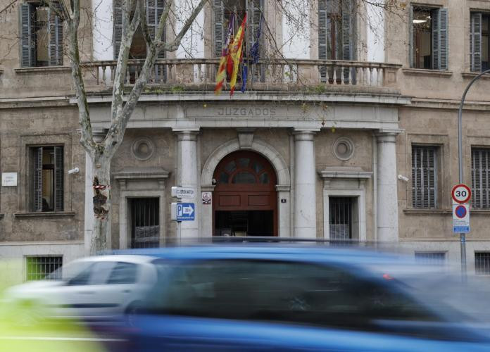 Báo Tây Ban Nha đăng thông tin hai nghệ sĩ Việt có thể trở về nước sau khi được tòa án trả lại hộ chiếu. - Ảnh: Ultima Hora. Báo Tây Ban Nha đăng thông tin hai nghệ sĩ Việt có thể trở về nước sau khi được tòa án trả lại hộ chiếu. - Ảnh: Ultima Hora.