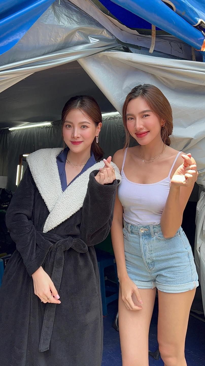 Cuộc gặp gỡ của Hoa hậu Thùy Tiên và nữ diễn viên Baifern Pimchanok đang khiến cư dân mạng thả tim &quot;mỏi cả tay&quot;. Ảnh: FBNV.