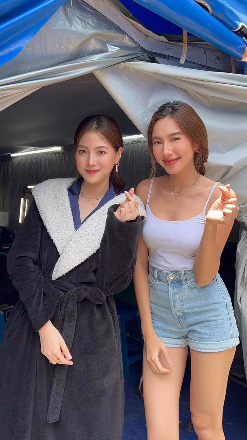 Cuộc gặp gỡ của Hoa hậu Thùy Tiên và nữ diễn viên Baifern Pimchanok đang khiến cư dân mạng thả tim "mỏi cả tay". Ảnh: FBNV. Cuộc gặp gỡ của Hoa hậu Thùy Tiên và nữ diễn viên Baifern Pimchanok đang khiến cư dân mạng thả tim "mỏi cả tay". Ảnh: FBNV.