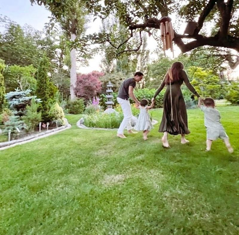 Khoảnh khắc bình yên, hạnh phúc của gia đình Hồ Ngọc Hà ở châu Âu. - Ảnh: IGNV.