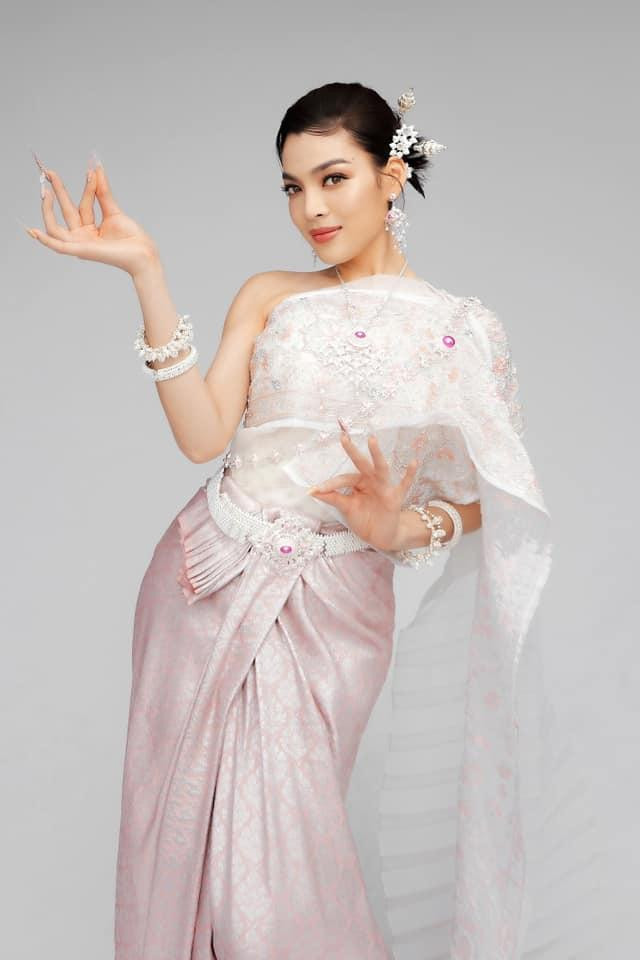 Trân Đài chọn bộ ảnh diện trang phục Thái Lan thay cho lời tạm biệt với đất nước chứng kiến sự tỏa sáng của cô ở Miss International Queen 2022.