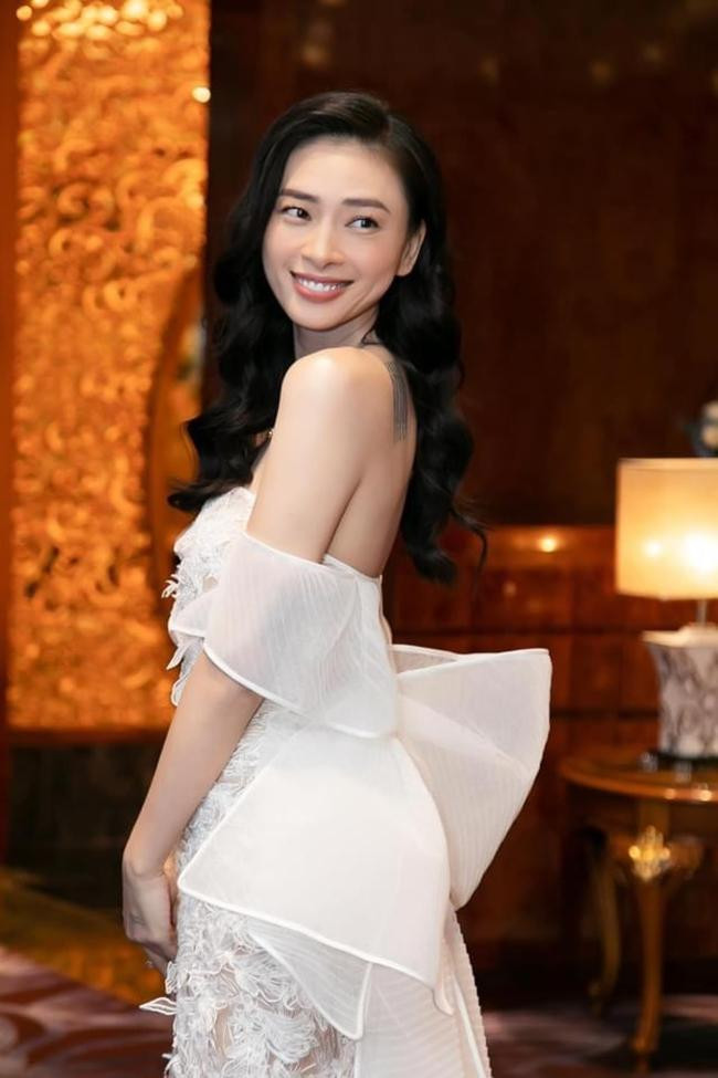 Sau khi bén lửa tình yêu, công chúng thường xuyên được thấy nụ cười và hình ảnh dịu dàng của Ngô Thanh Vân hơn. - Ảnh: FBNV.