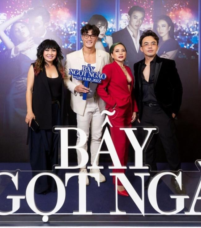 Bùi Tiến Dũng chung khung hình cùng ca sĩ Phương Thanh. Bùi Tiến Dũng chung khung hình cùng ca sĩ Phương Thanh.